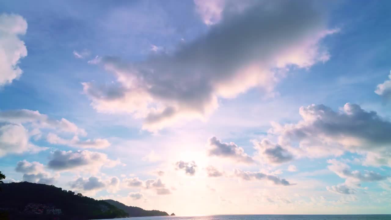 天空日落或日出云景大自然美丽的光天空和云移动滚动彩色的黑暗日落云镜头时间流逝戏剧性的场景视频素材