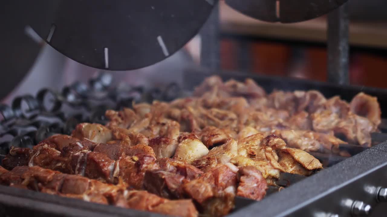 美味的烤肉串，切碎的肉片，在烤肉串上滚动的火炭视频素材