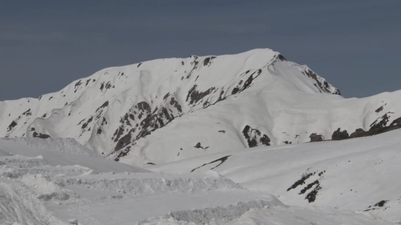 日本富山，观光客和立山岩高山路线视频素材