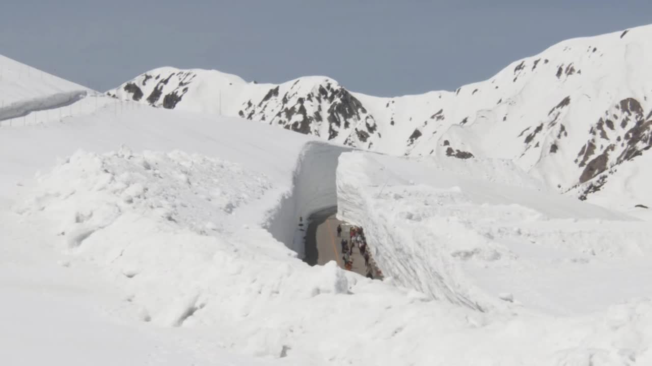 日本富山，观光客和立山岩高山路线视频素材