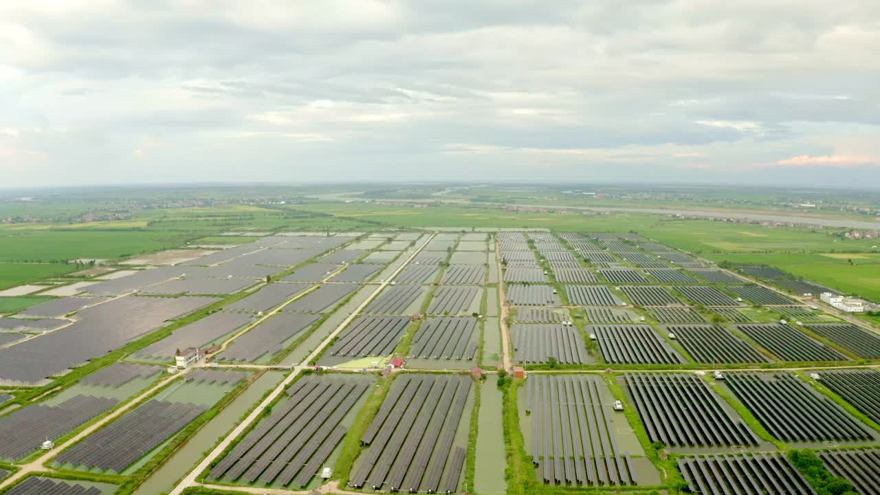 水上太阳能农场的航拍视频素材