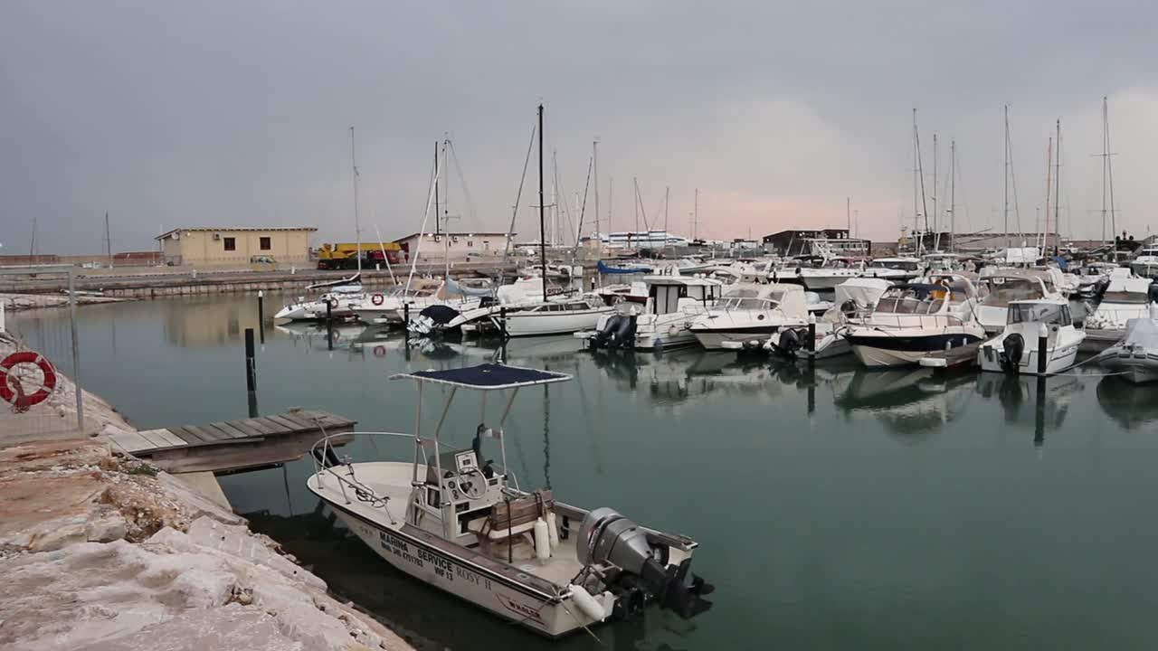 Termoli -概述玛丽娜迪圣彼得罗在黎明视频素材