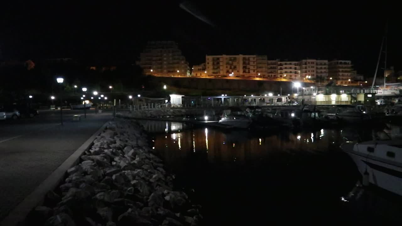 Termoli -圣彼得罗港的夜晚概述视频素材