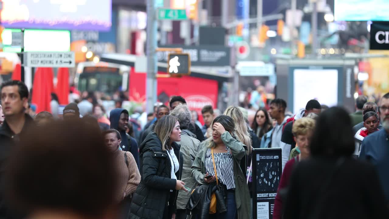 纽约曼哈顿，一群不知名的游客，通勤者。时代广场。模糊的背景。交通信号灯视频素材