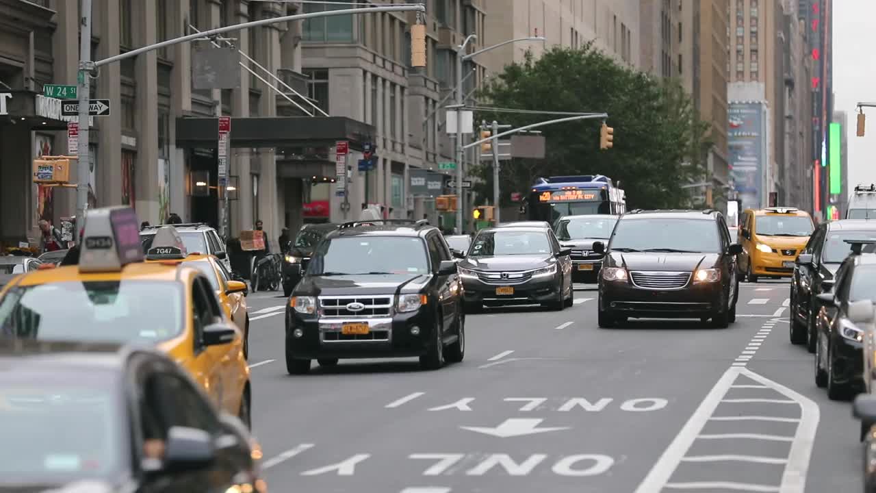 纽约曼哈顿每日高峰时段的交通状况。卡车，出租车，公共交通，出租车在后台视频素材