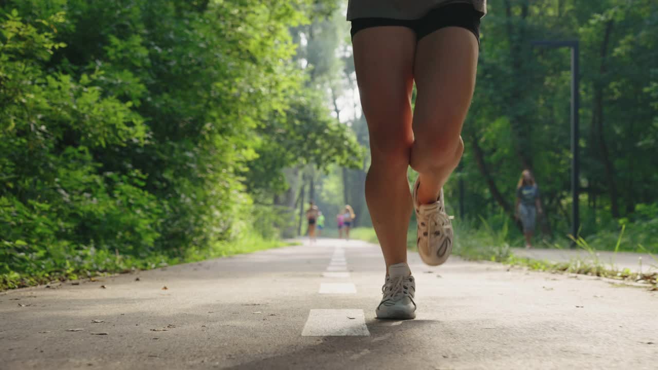 女人早上慢跑的慢动作腿视频素材