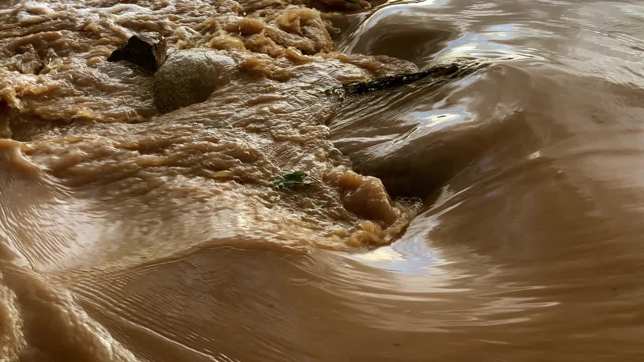 急流搅起泥沙，把水变成褐色视频素材