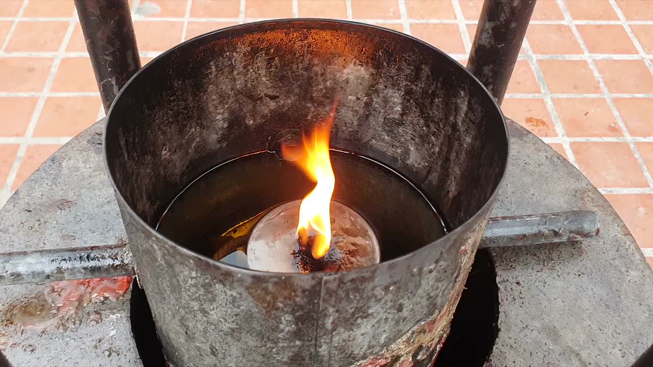 烧纸祭祖，中国古代传统节日。视频素材