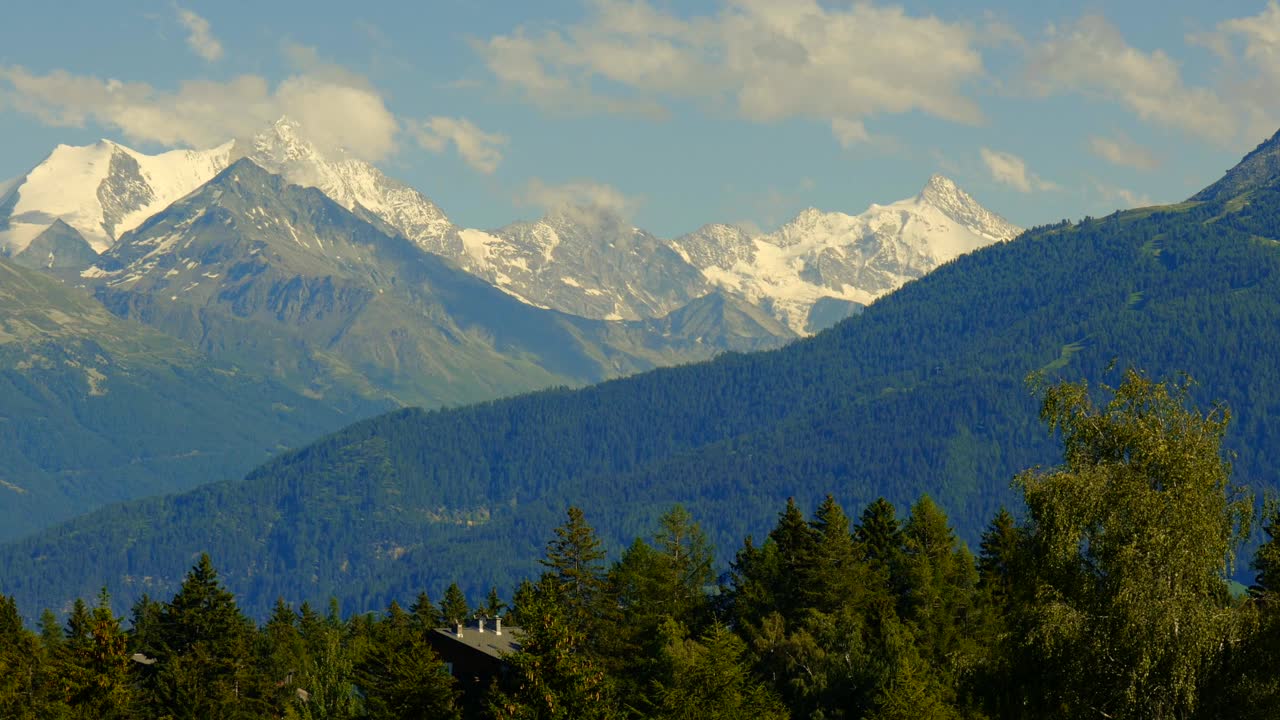 全景俯瞰450米高的雪山和Weisshorn山和4228米高的Rothorn树在蒙大拿州的Crans视频素材