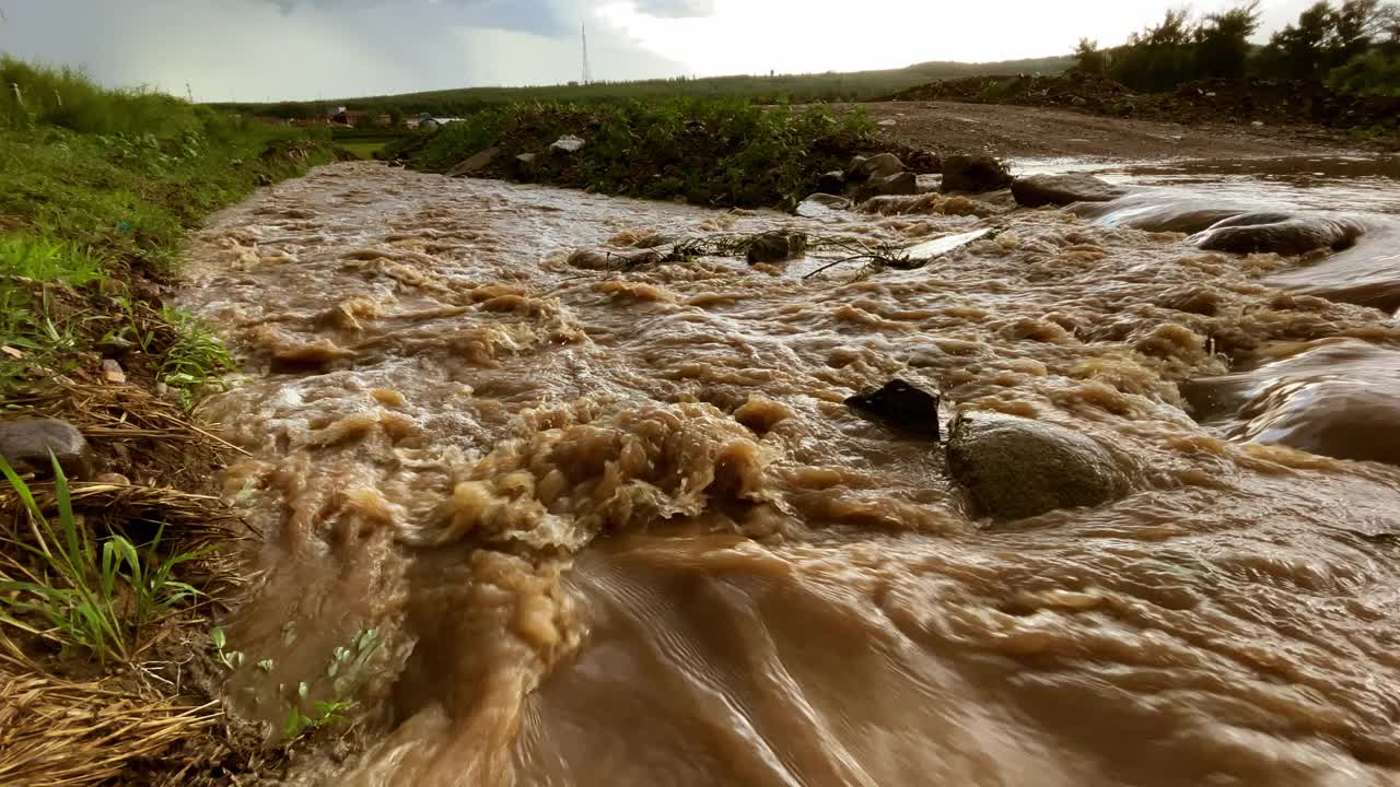 急流搅起泥沙，把水变成褐色视频素材