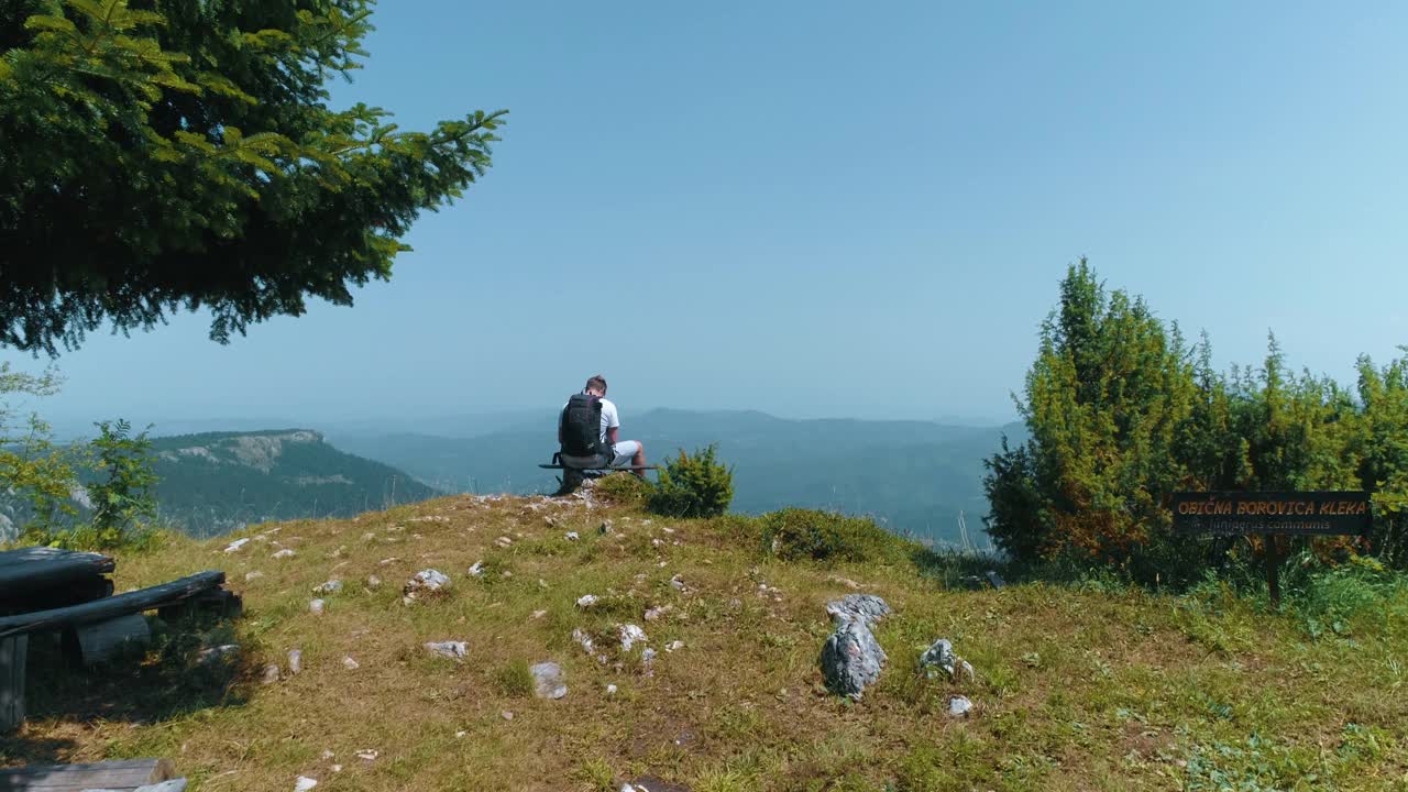 徒步旅行者在山视频素材