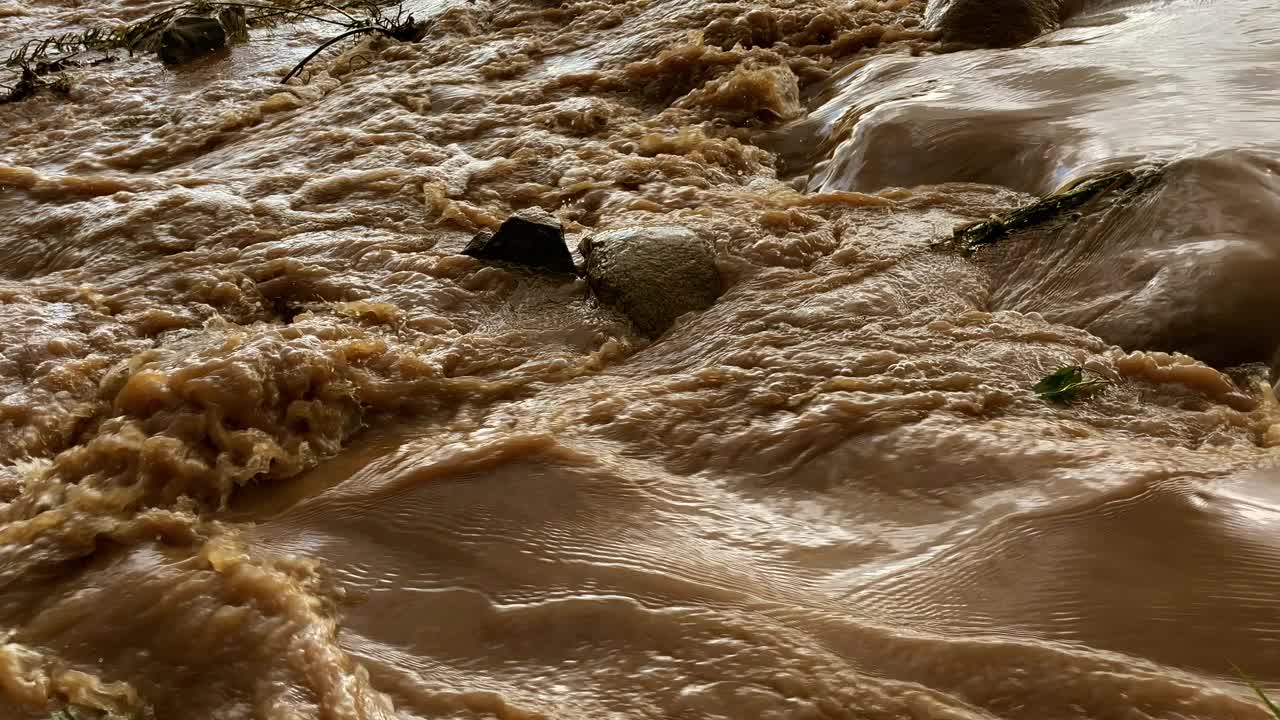 急流搅起泥沙，把水变成褐色视频素材