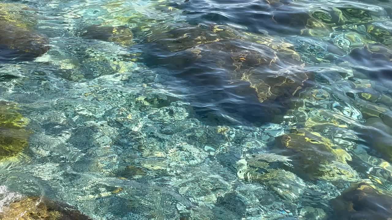 夏天的海边，沙滩和海浪。视频素材