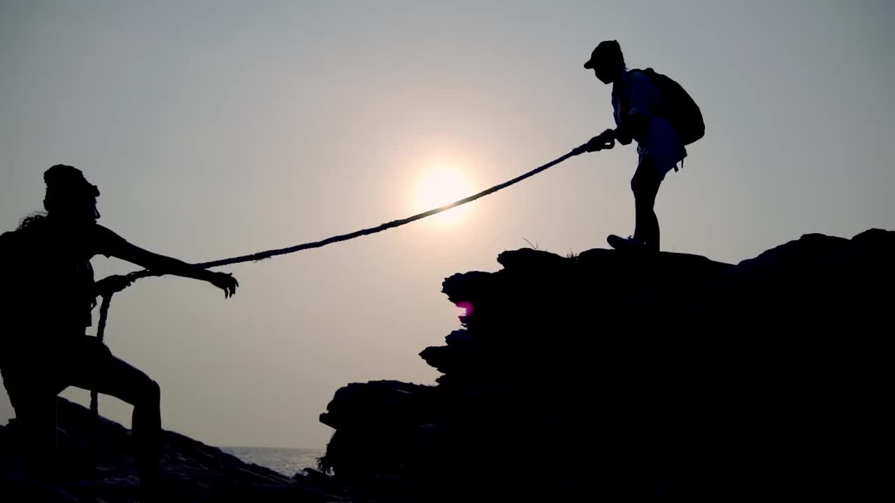 帮助朋友登山。视频素材