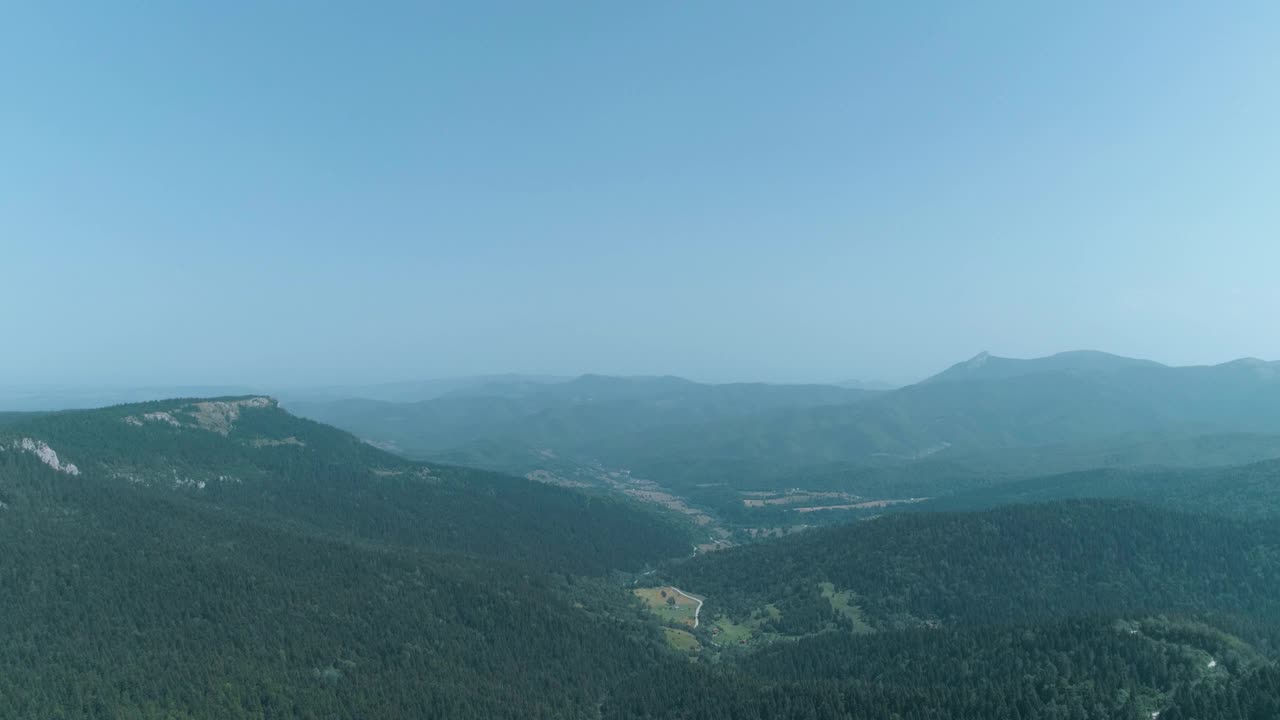 徒步旅行者在山视频素材