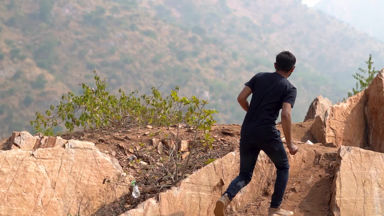 一幅印第安人的肖像，快乐地奔向山顶视频素材