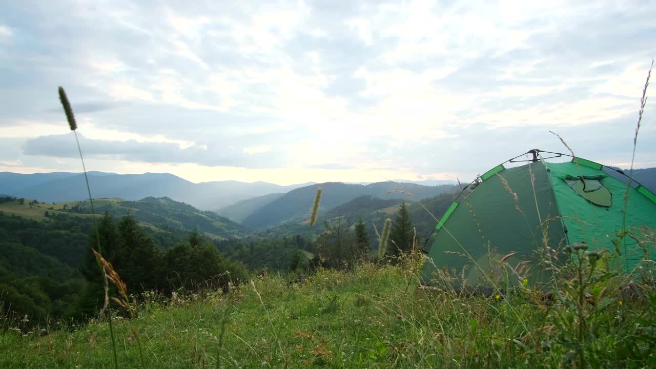 从帐篷中央可以看到美丽的山景。视频素材