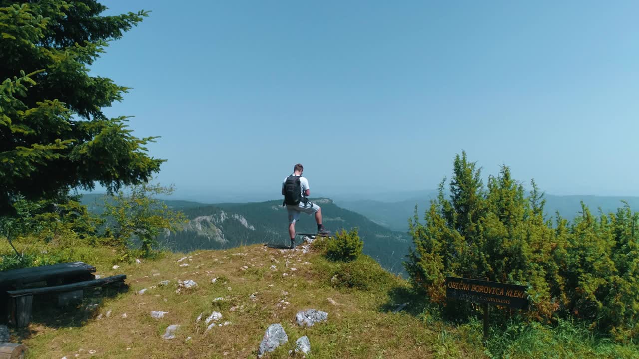 徒步旅行者在山视频素材