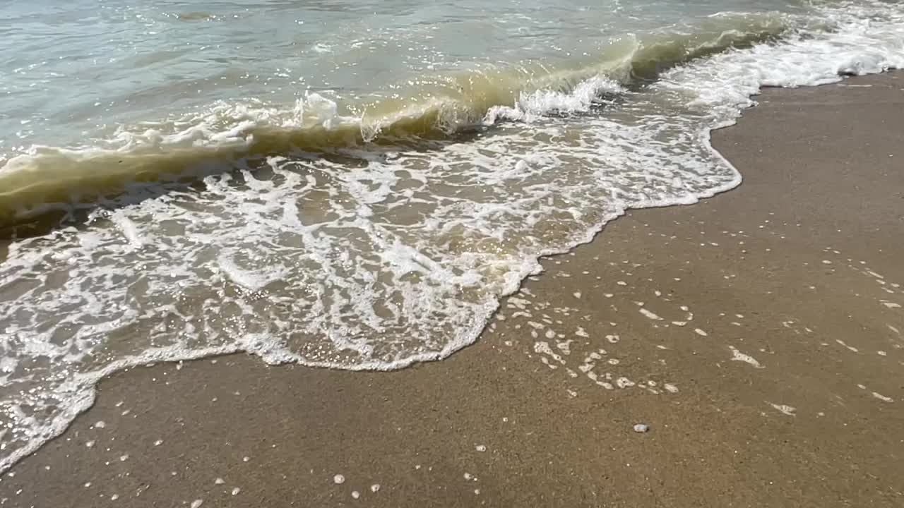 夏天的海边，沙滩和海浪。视频素材