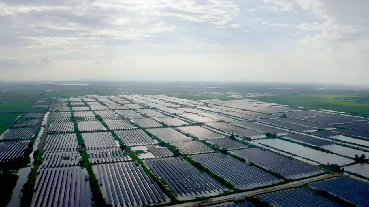 水上太阳能农场的航拍视频素材