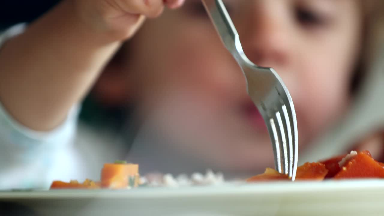 孩子用食物搭配食物。小男孩近距离抓食物视频素材