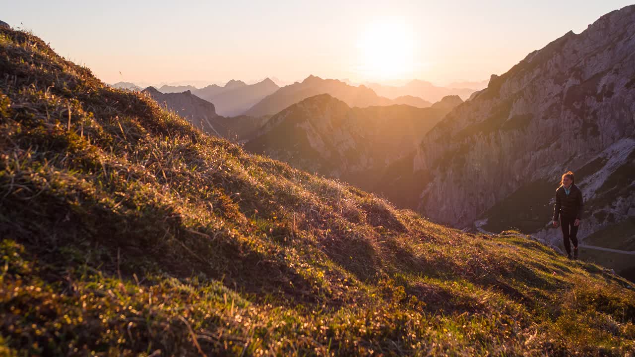 在夕阳的照耀下，爬山视频素材