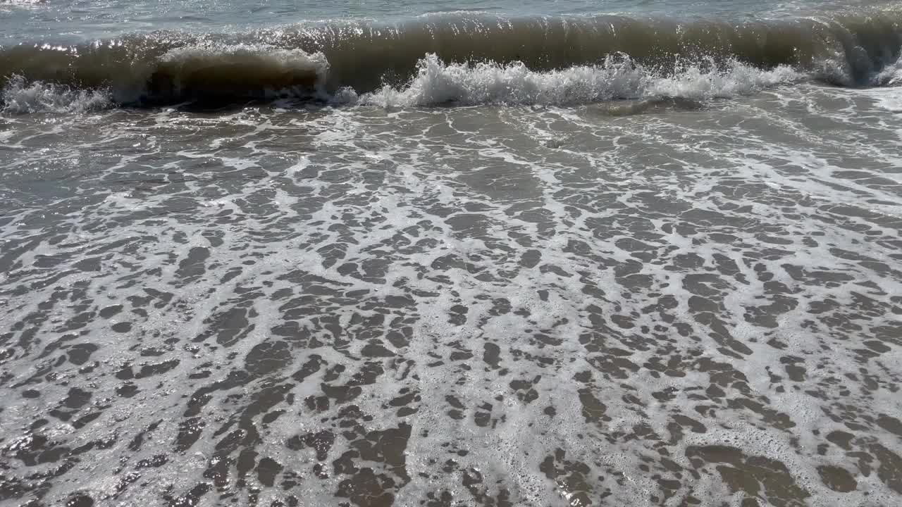 夏天的海边，沙滩和海浪。视频素材