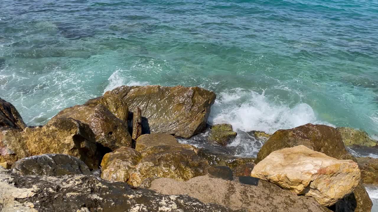 夏天的海边，沙滩和海浪。视频素材