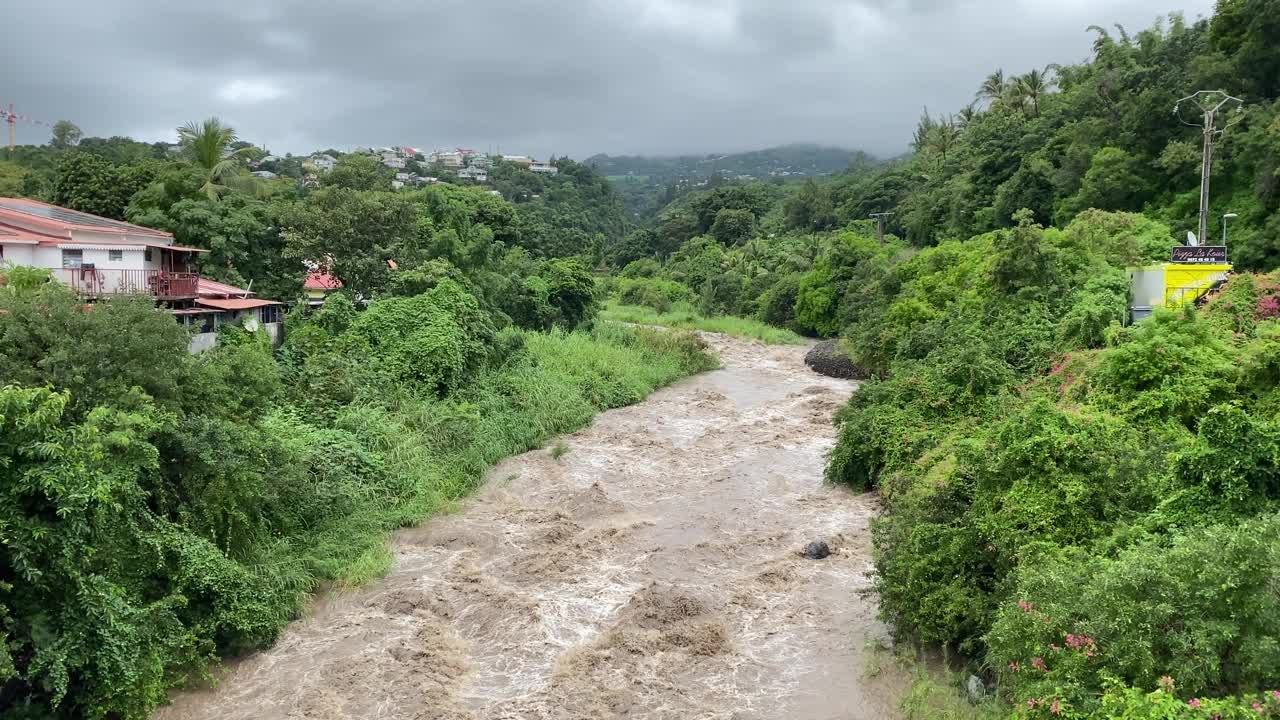 留尼汪岛的河闪浮物-雨河视频素材