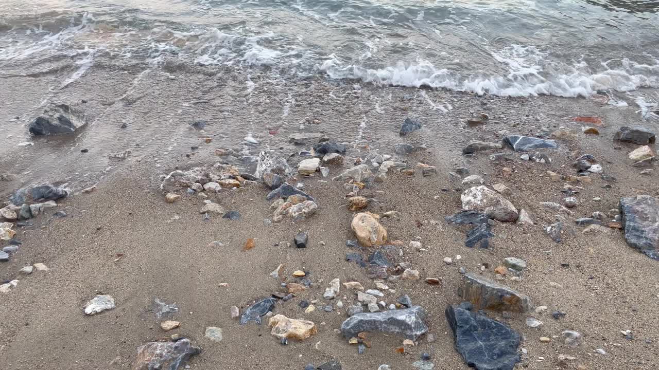 夏天的海边，沙滩和海浪。视频素材