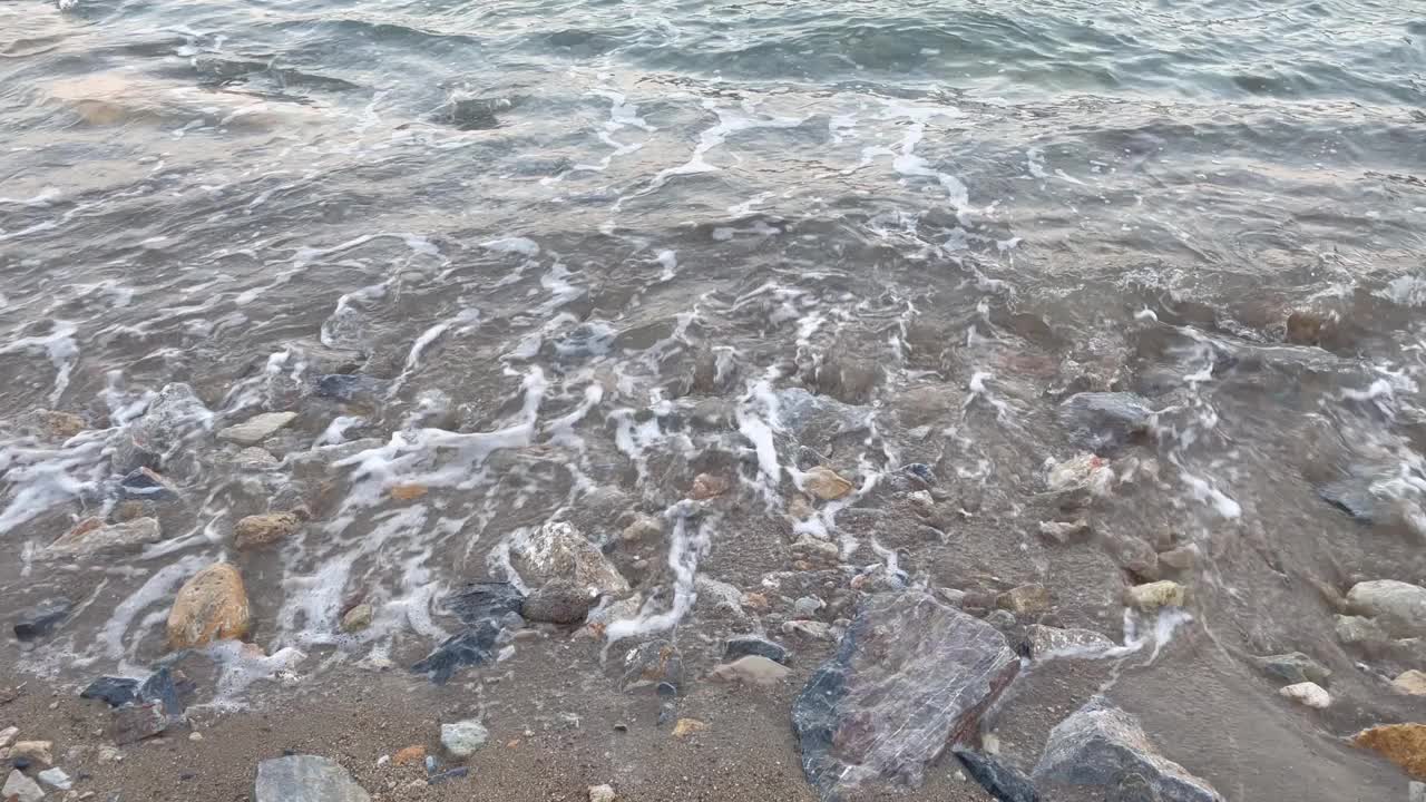 夏天的海边，沙滩和海浪。视频素材