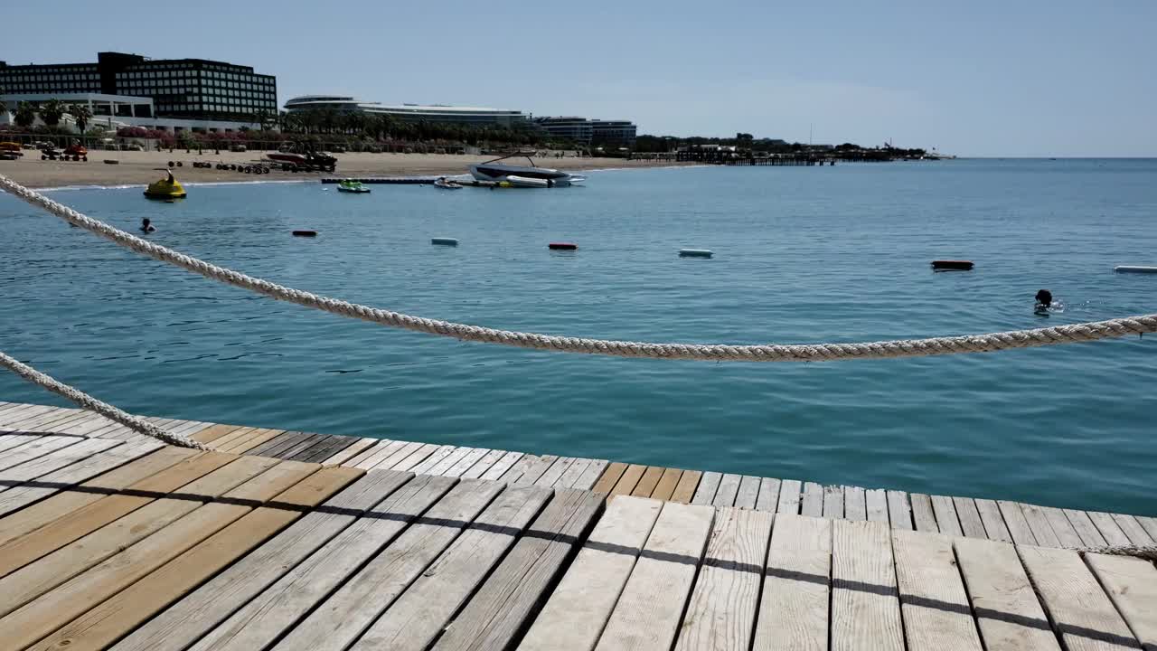 时光流逝赤脚脚在海滨码头的木地板上视频素材