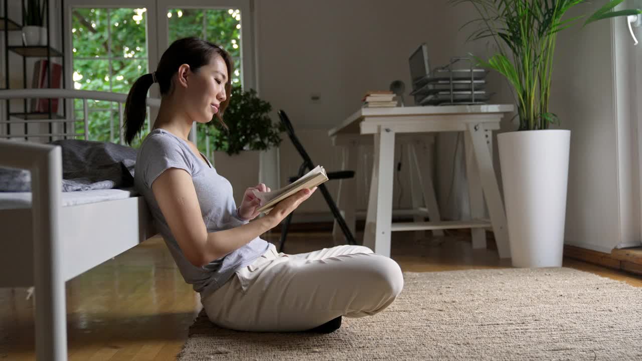 一位日本妇女正在读书视频素材