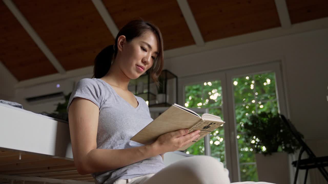 一位日本妇女正在读书视频素材