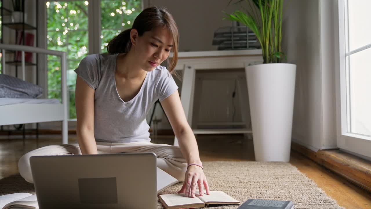 日本妇女在家学习视频素材