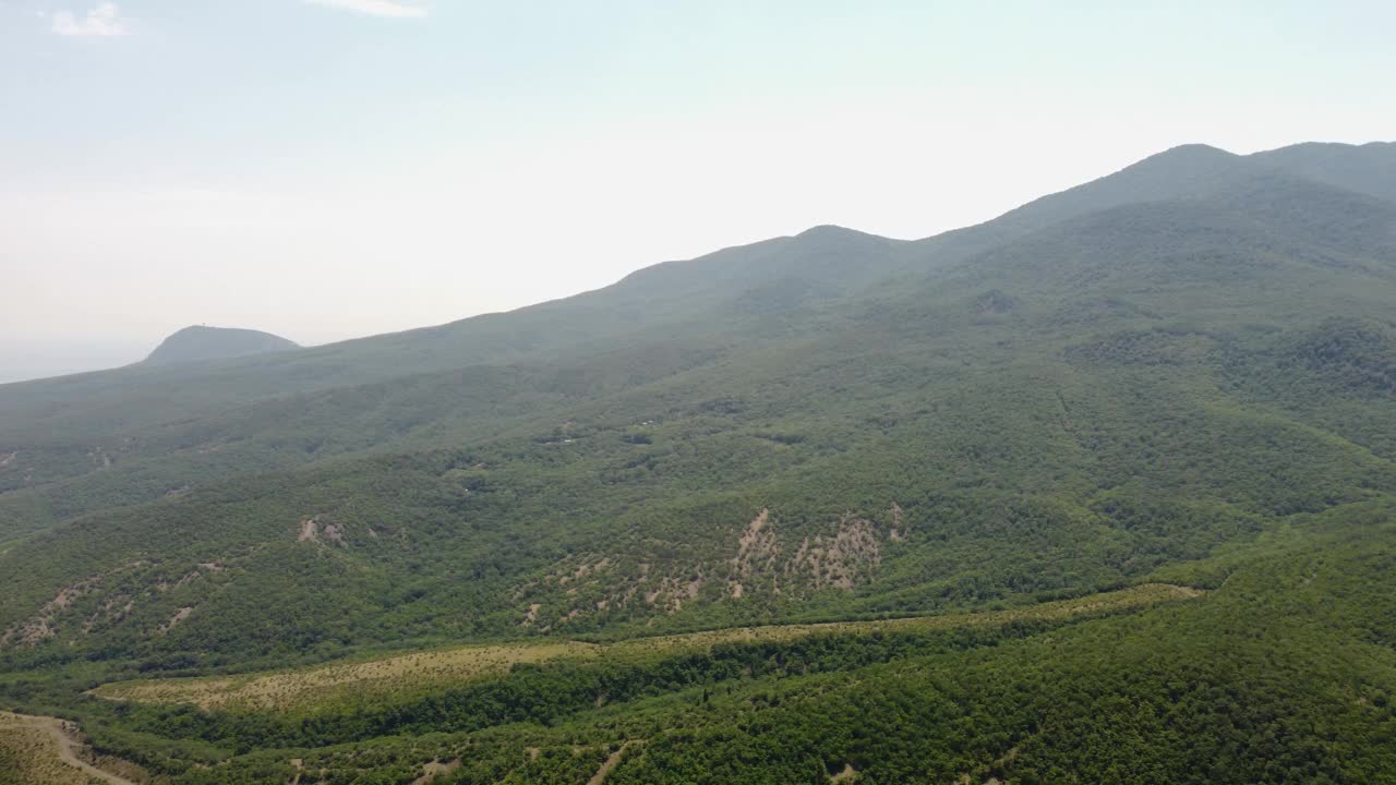 从空中看青山绿水。来自四轴飞行器的视频视频素材