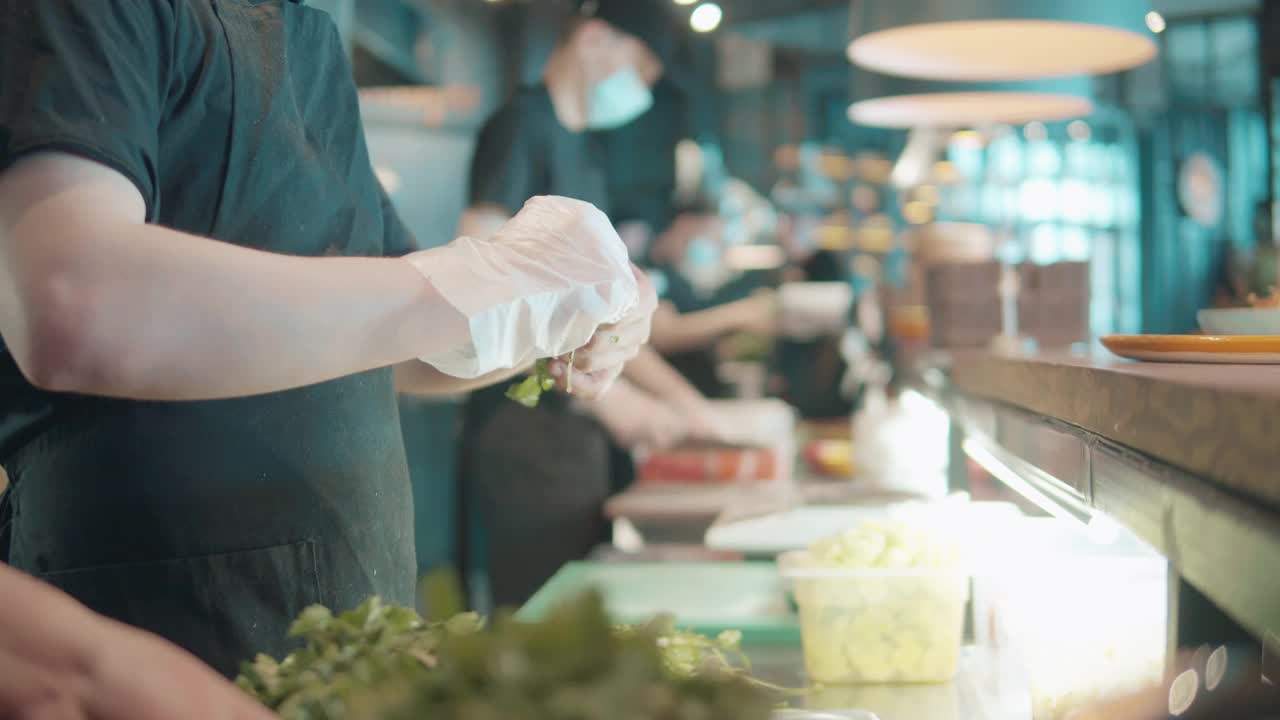 餐厅工作人员正在用手套撕欧芹视频素材