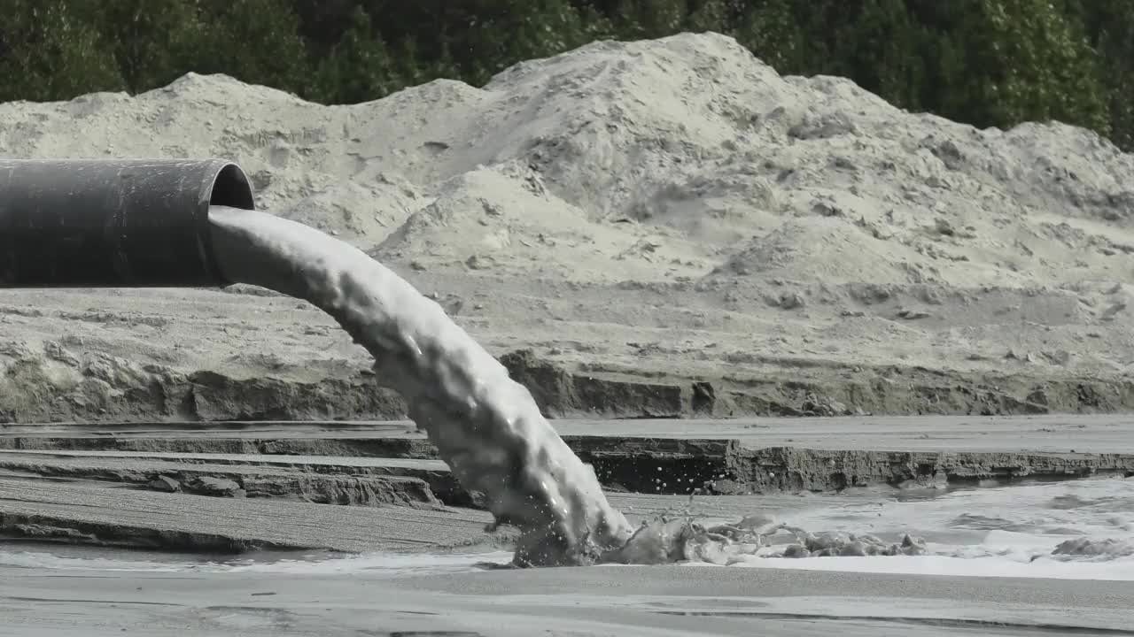 脏水从旧管子里涌出视频素材