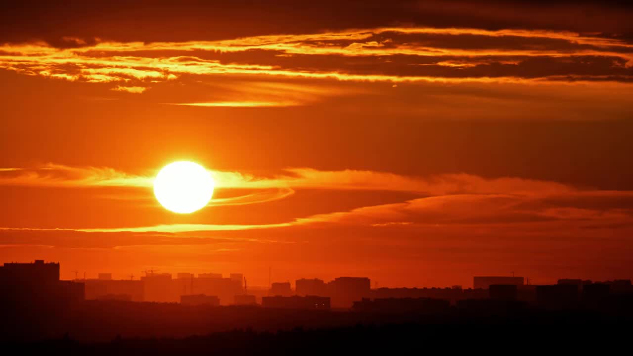 夕阳西下时，一轮红日落在地平线上的晚宅后面视频素材