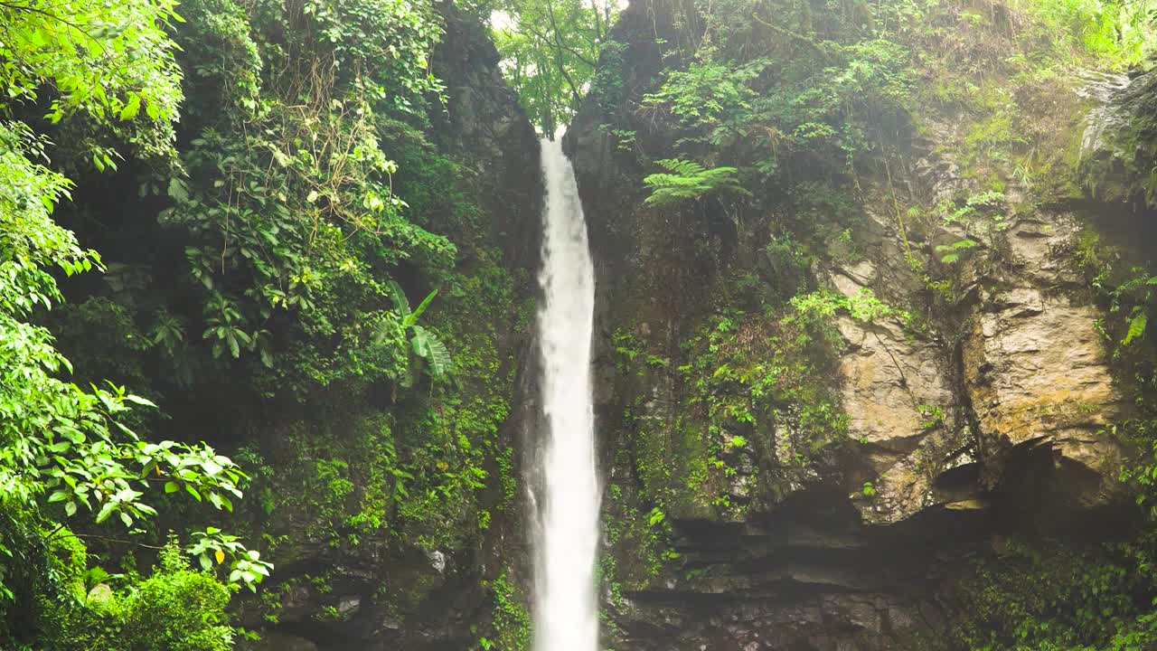 美丽的热带瀑布。Camiguin、菲律宾视频素材