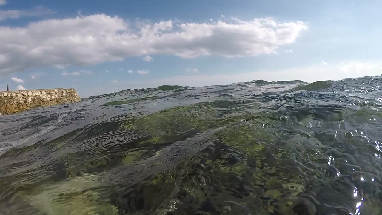 亚得里亚海表面的全景，夏季，地中海，平静的大海。慢动作视频素材