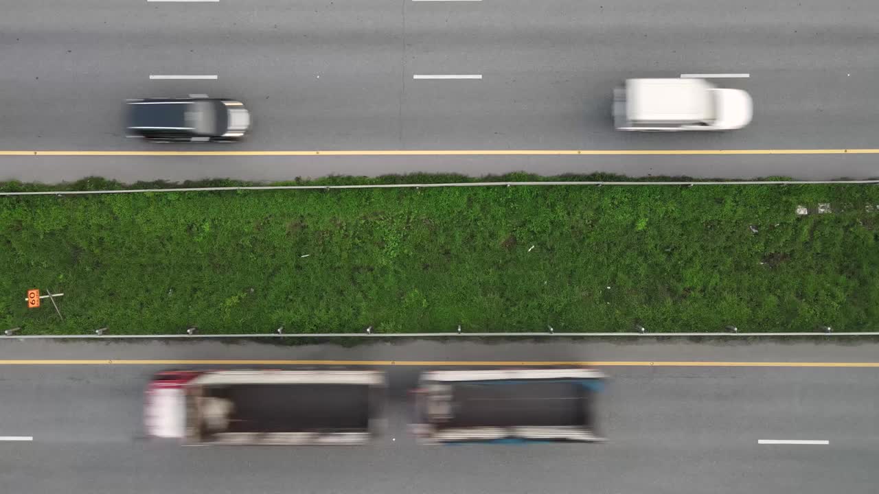 高速公路上道路交通的俯视图视频素材