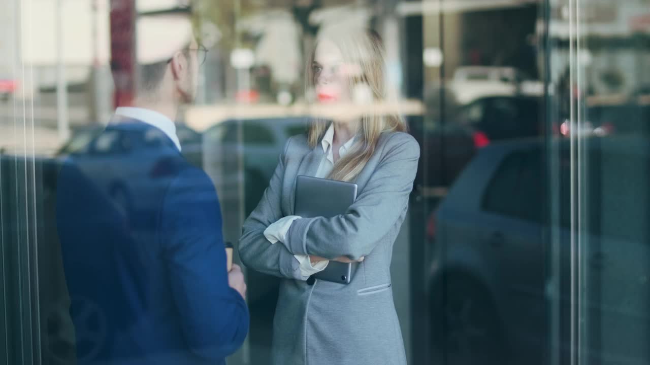 商人和女商人在办公楼里交谈视频素材