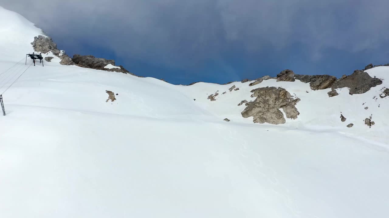 德国巴伐利亚州大雪覆盖的Zugspitze山视频素材