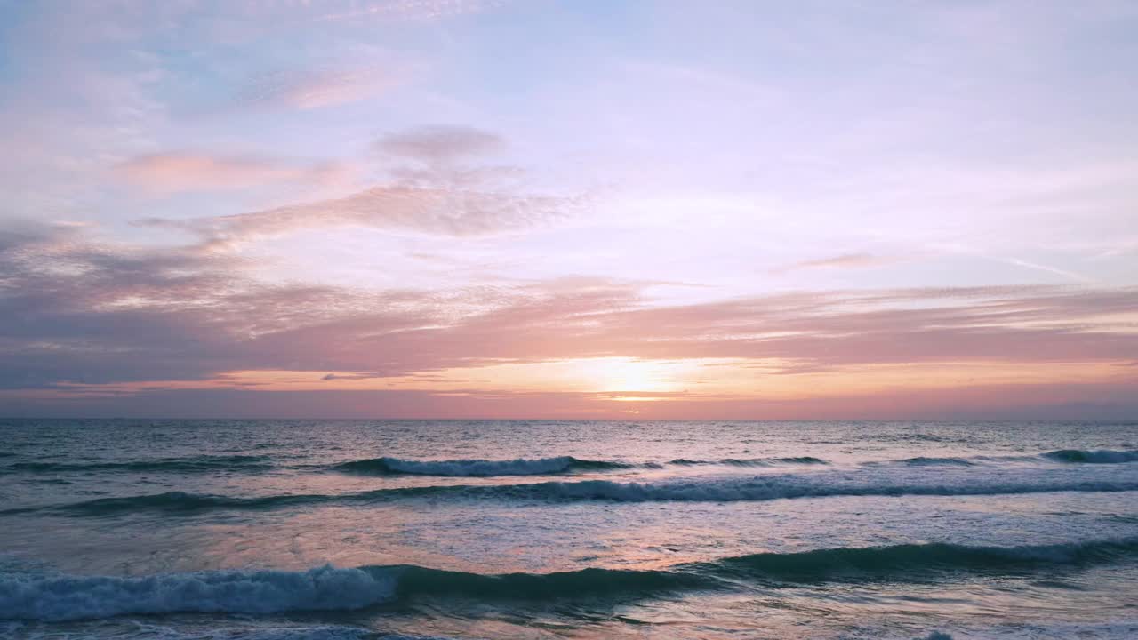 4K美丽的热带海滩，日落天空。美丽的普吉岛海滩是著名的安达曼海避暑胜地。区域无人机视野热带海滩与日落的海上视频素材