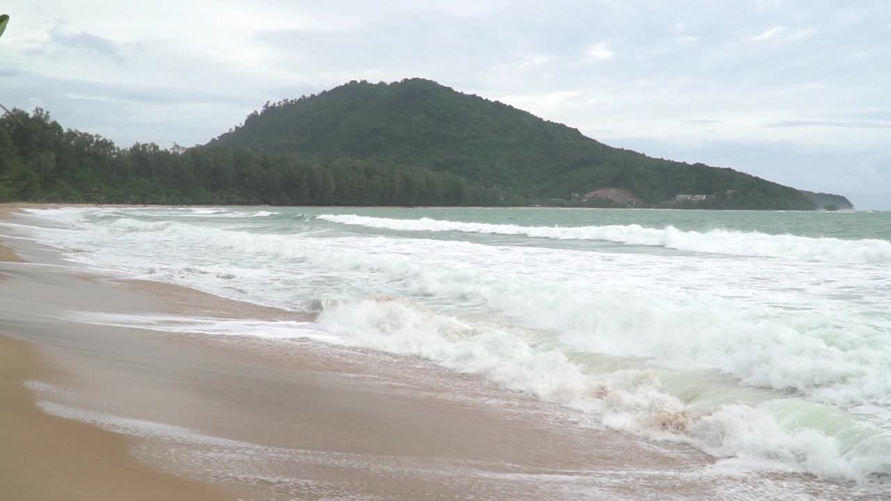 海浪粉碎海岸，巨大的海洋美丽的波浪，令人敬畏的力量打破危险的普吉岛，泰国。慢动作镜头。视频素材