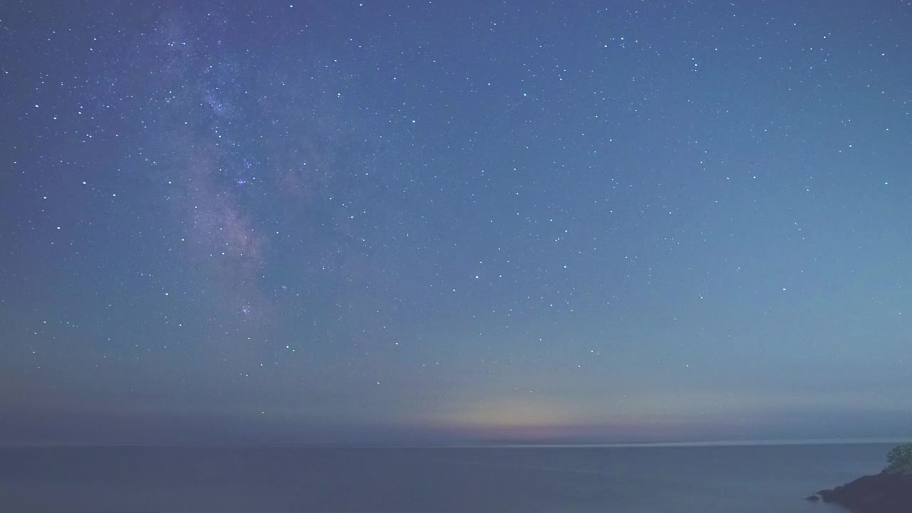 英仙座和银河在安大略湖时间流逝视频素材