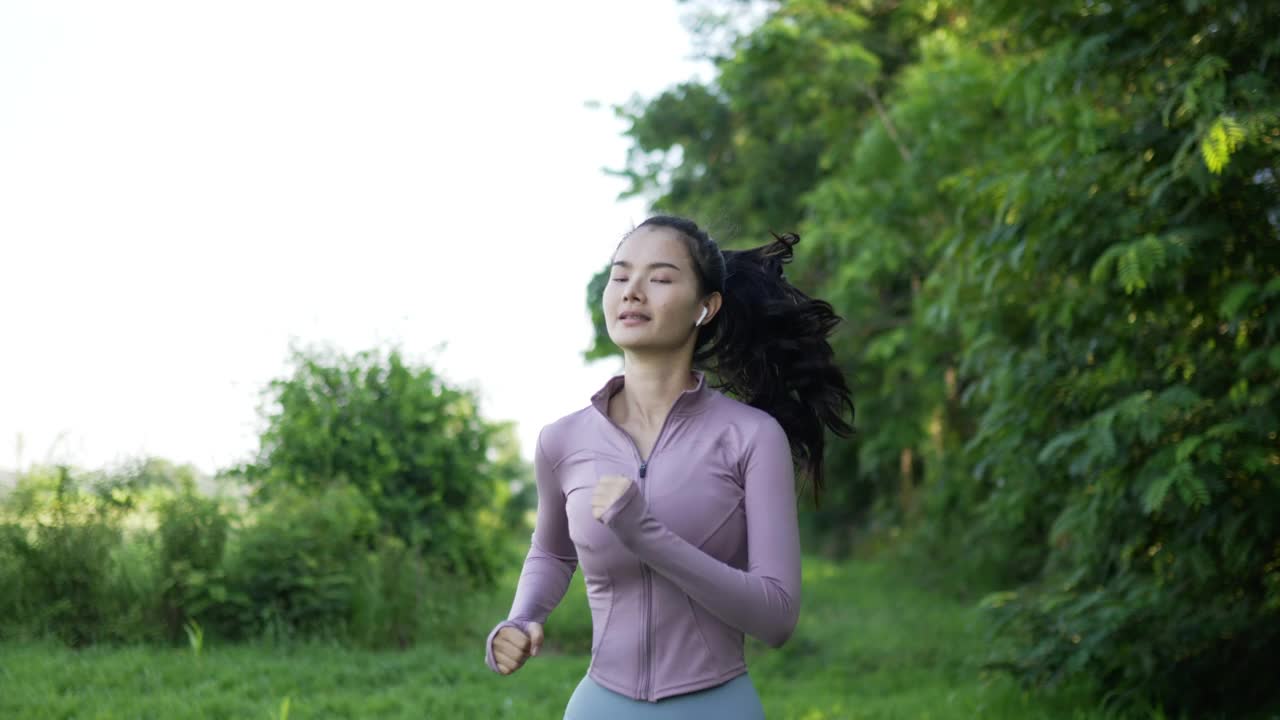 亚洲年轻女子跑步视频素材