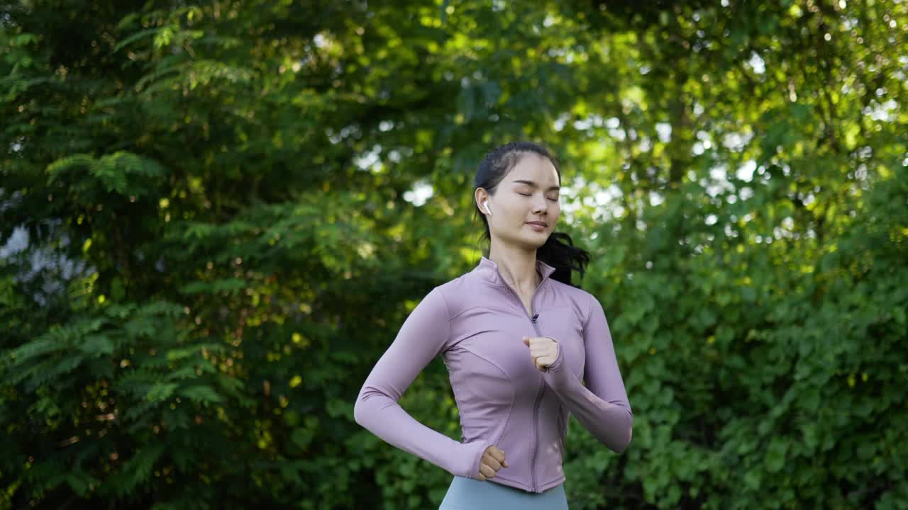 亚洲年轻女子跑步视频素材