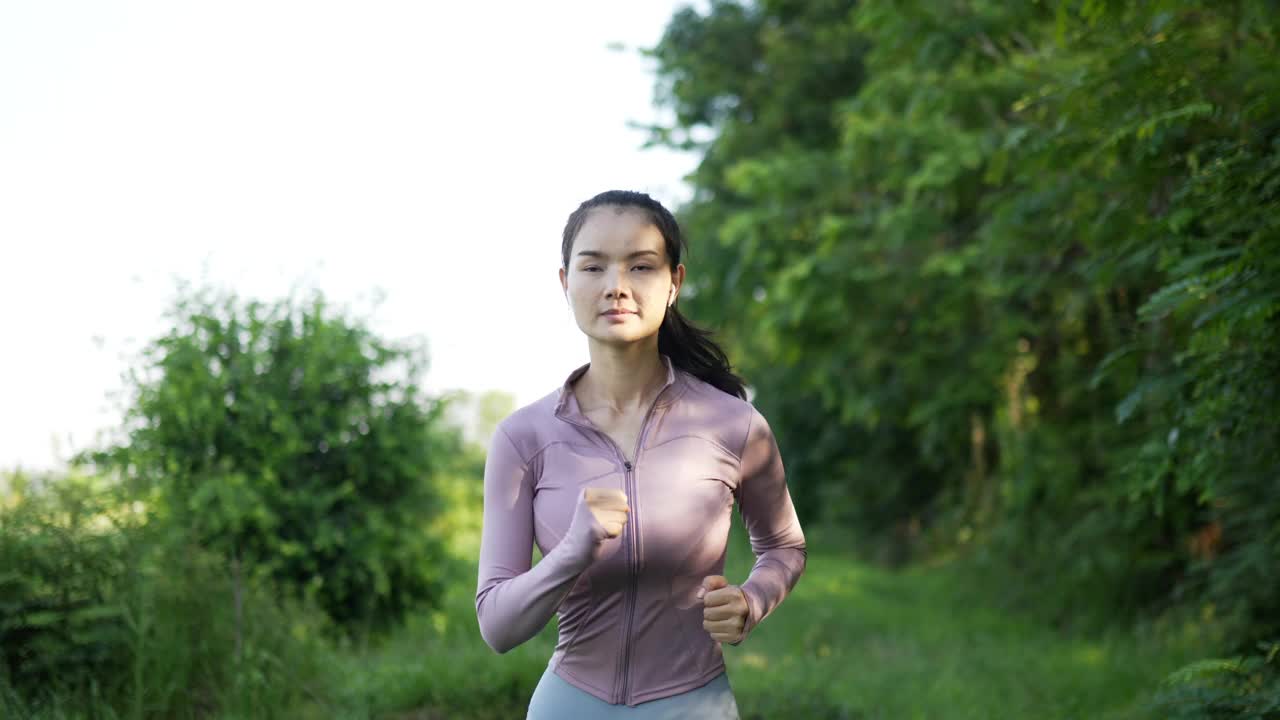 亚洲年轻女子跑步视频素材